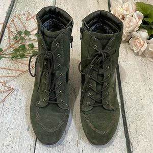 Naturalizer 8M green boots leather suede Paitlyn
